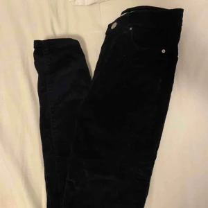  - Marinblåa Högmidjade Manchester byxor från Cubus i slim passform. 