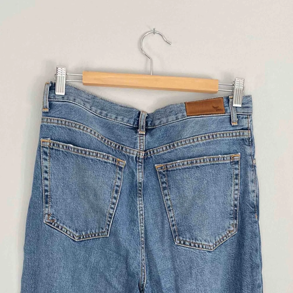 High waste flare jeans från Bikbok. Jag är 175 lång. Frakten är inräknad i priset! 🌼kolla gärna på allt annat jag säljer🌼. Jeans & Byxor.
