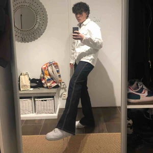  - Eytys Oregon raw denim flare. Flare byxor börjar bli större och större och oregon är en staple piece om man vill bli införskaffa sig i den marknaden, dessa jeansen har rosa sömmar som är hella cool enligt mig. Kan mötas i sthlm/eskilstuna