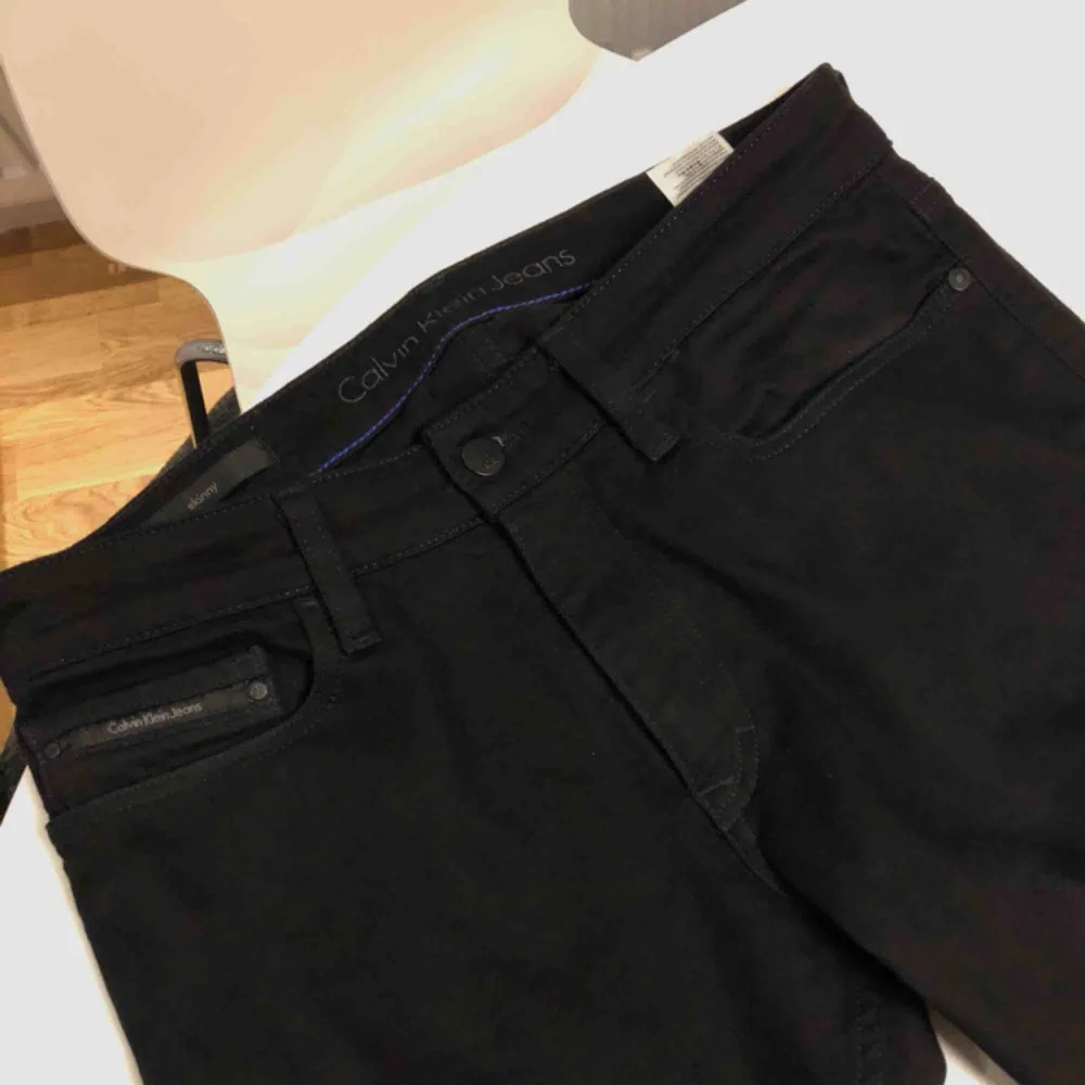 Calvin Klein jeans stay black! Nya använda 1 gång Calvin Klein jeans nypris ca 1500. Jeans & Byxor.