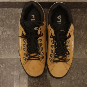 Fila Trailblazer Suede - Fila mockaskor, ej tillgängliga i Sverige llängre. Använda en gång pga för små. Köpare står för frakt om hon ej bor i Stockholm! 