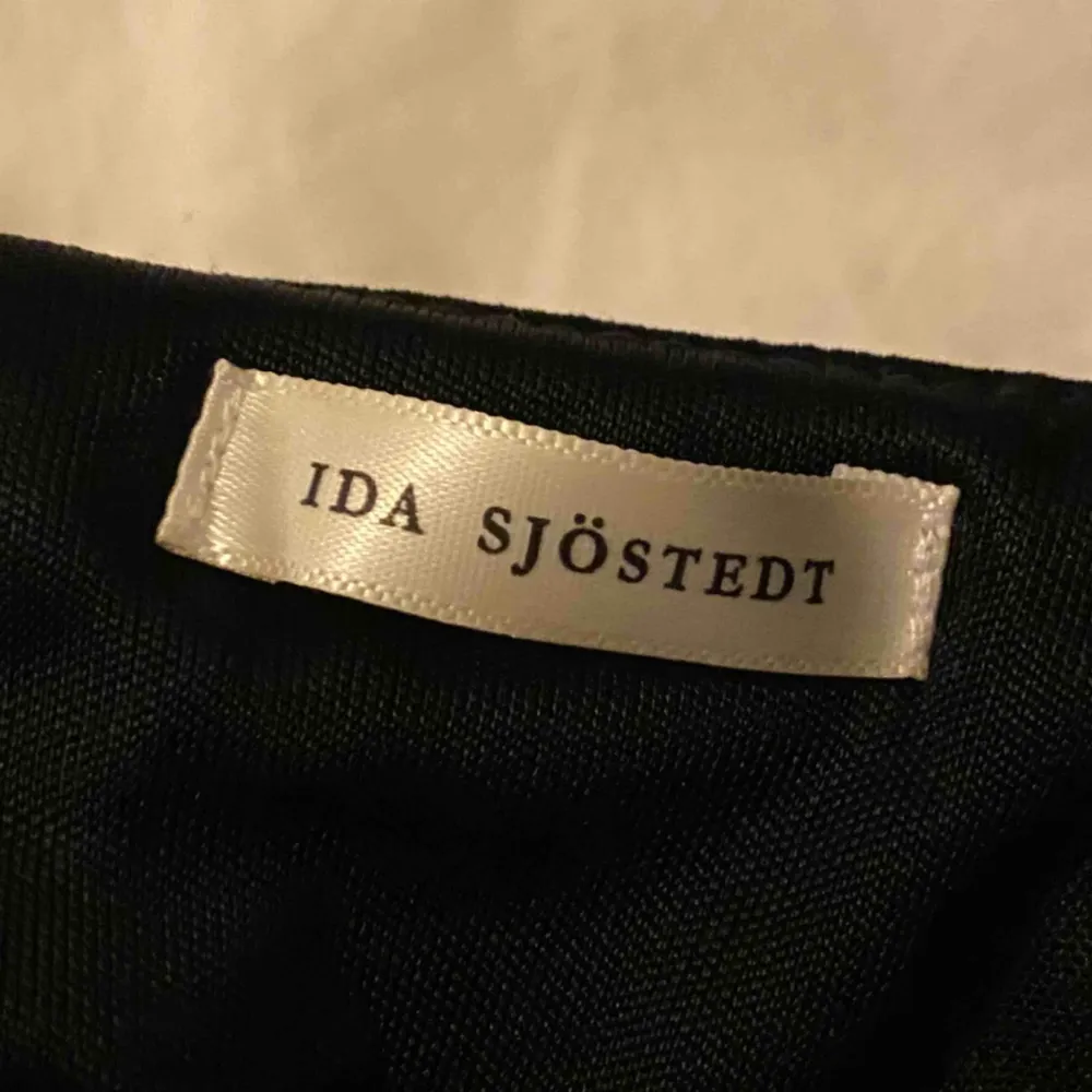 Superfin långklänning från märket Ida Sjöstedt! Jag köpte den 2017 och använde den en gång på min bal, den är alltså nästan precis som ny! De två första bilderna är från internet för att visa passform, skriv till mig för fler bilder! . Klänningar.