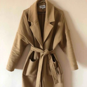  - Stilren beige kappa från Weekday som har tjänat mig väl men behöver nytt hem efter garderobsrensning! I strl XS men passar  som S/M. Möts i Enköping/Uppsala annars frakt tillkommer 