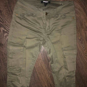  - Ett par jättefina marin gröna cargo byxor, de är i bra skick förutom att en skärphållare gått av som man kan se på den sista bilden.