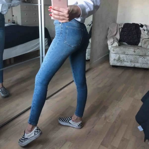 - Stretchiga jeans från BikBok. Säljer eftersom de är för tighta för mig tyvärr.💜