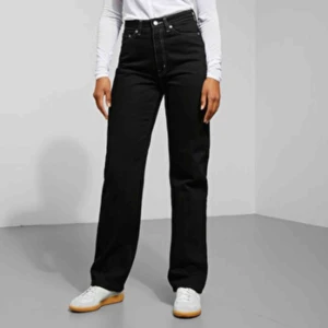  - row jeans! Populära jeans från weekday, i Modellen ROW. jag är 165 och har sprätt upp sömmen där nere så dom blivit längre. Passar 162-170 personer skulle jag säga