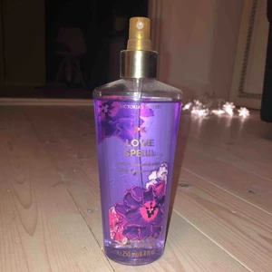  - Helt oanvänd parfym från Victoria sekret!  Den är väldigt populär och luktar jättegott , säljs inte längre i butik🤍 (kork saknas)