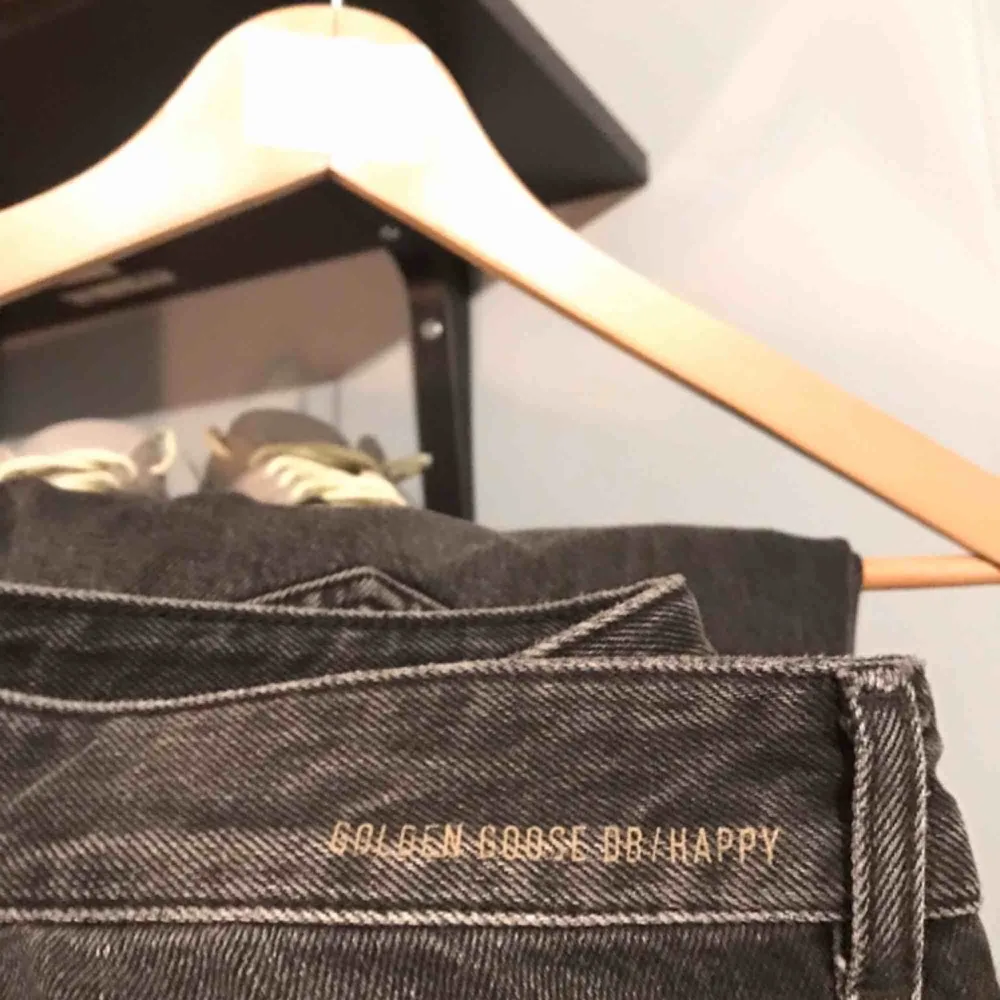 Svart golden goose jeans från farfetch. Väldigt minimalt använda och säljer de för att det är lite för små.. Jeans & Byxor.