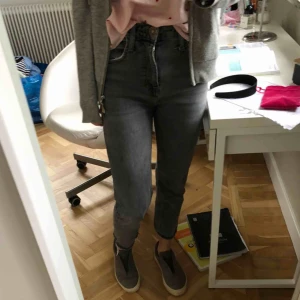  - Säljer dessa supersnygga gråa jeansen från zara! Inte använda så mycket eftersom dem är ganska stora på mig💖💖