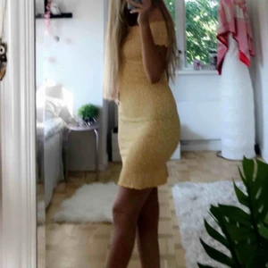  - Jättefin sommarklänning ifrån gina i stretchigt material. Passar mig mig brukar ha s. Använd en gång, den är som ny. 