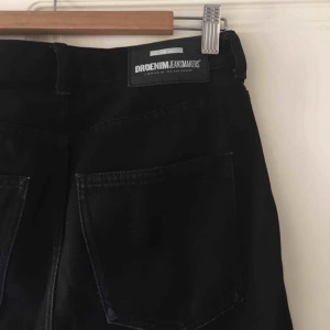  - De perfekta momjeansen! Strl 26/28, svarta. De är i fint skick och färgen håller sig väldigt bra.  Frakt: 45 kr Om ni har några frågor är det bara att ställa.
