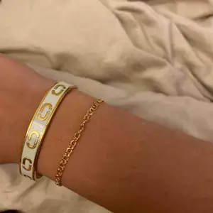Marc Jacobs armband i guld och vit! Bara använt fåtal gånger Nypris 1000kr