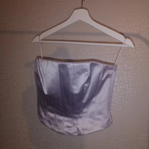  - Croptop utan axelband. Känner mig som en prinsessa i tyget men är liiite för liten då jag är medium egentligen!   Kolla gärna mina andra annonser för mer så kan jag samfrakta :) Kan även mötas upp i Uppsala eller på Arlanda! Har du funderingar så skriv gärna till mig så kan jag svara på dina frågor eller om du vill ha fler bilder☺️    Jag har Swish!💫 