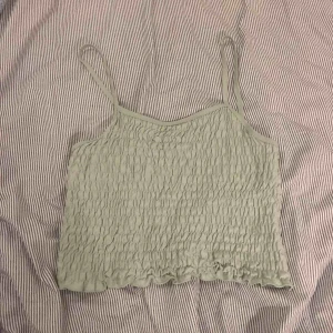  - Trendigt och snyggt linne. Turkost, pastell ish. Färgen är ljusare och kallare i verkligheten. Aldrig använt så det inte riktigt passar mig. Passar S-L då det är stretchigt. Köpt i somras🌼