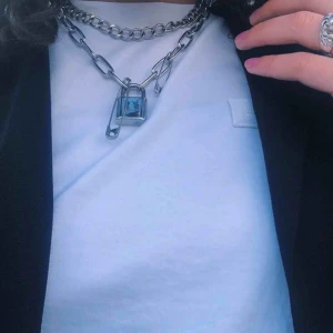  - Halsband med hänglås köpt förra året . Säljer då det inte längre är min stil 👼🏽