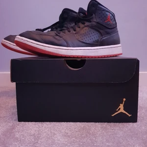  - Säljer mina sjukt coola jordan skor! Har använt dem i ett halvår. Lite slitna här och där. De är bara och kontakta mig om  ni har fler frågor. 