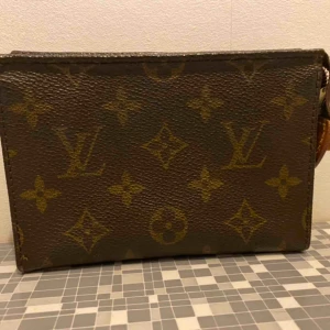  - Obs! budgiving pågår nu på tradera! besök mig gärna där :)   vintage tiidigt 80tal, louis vuitton toiletry 15. slutsåld! mkt fint vintage skick. inköptt i exklusiv italiensk designer vintagebutiik. payoalkvitto kan skickas medtill köparen! 