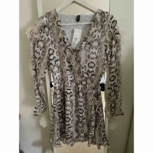  - Helt ny klänning från H&M, prislappen kvar. 