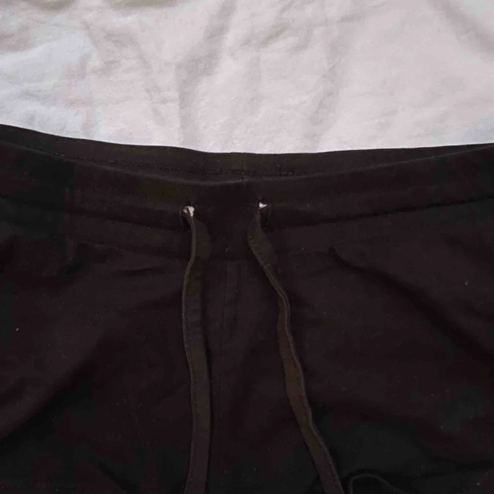 Små svarta mjukisshorts från HM. I storlek XS💖du står för frakten . Shorts.