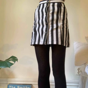  - Jeanskjol med knappar från monki 🖤