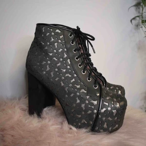  - Säljer ett par nya klackskor från Jeffrey Campbell i den populära modellen ”Lita”. Aldrig använda, storlek 39. Nypris 1800kr, spårbar frakt på 60kr tillkommer, jag ansvarar ej för postens hantering. Kan också mötas i Borås eller Kungsbacka. 