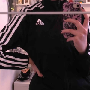  - Adidaskofta i fint skick (förutom lite nopprig på ryggen, inget man stör sig på dock)! Står storlek 164 men passar mig som är en S. Nypris ca 500. Mitt pris kan diskuteras! Skriv om ni har frågor 💗
