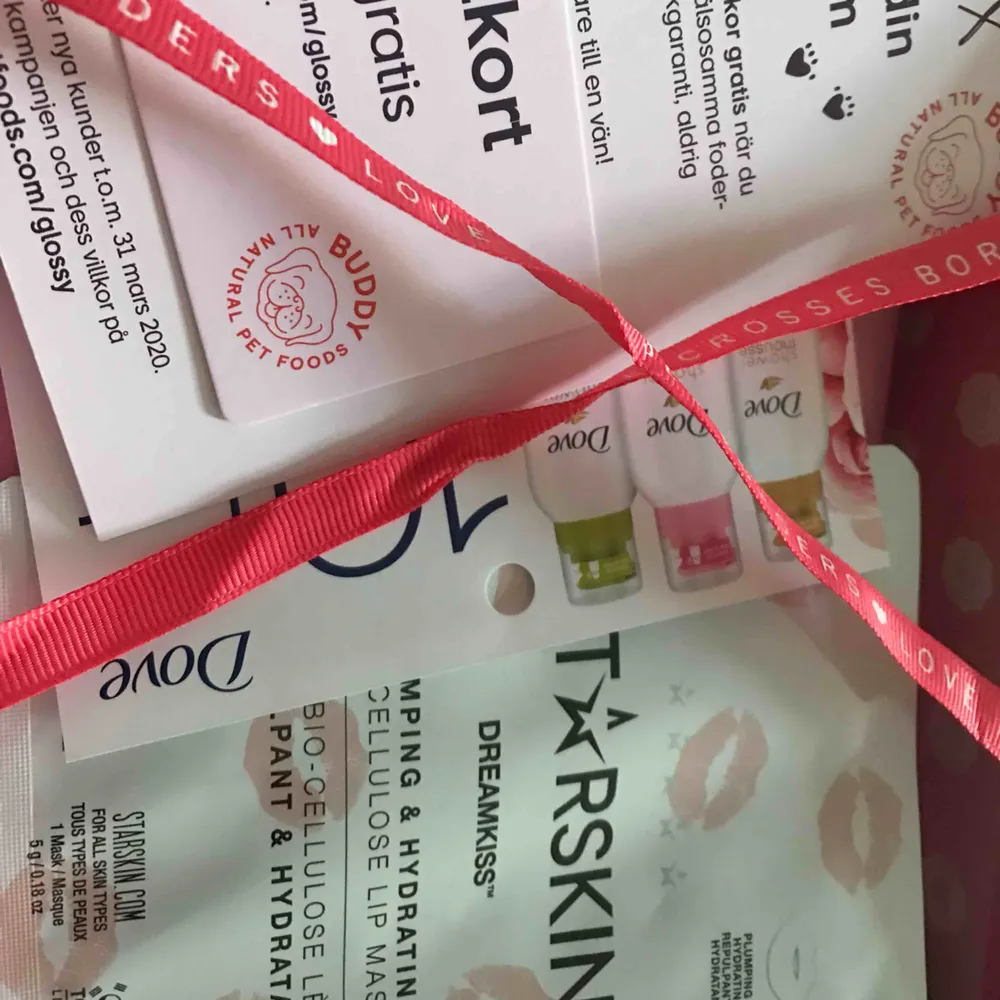 Nytt Från Glossy box,  Allting på bilder 36kr. Ingår Ny Lyxig populär STARSKIN PLUMPING Läppmask. +10 kr rabbat på DOVE shower  & ETT present kort, 2 veckor gratis foder för din hund använder ej. Äger Ingen hund. Giltigt till21 Mars. *BJUDER PÅ PORTOT . Accessoarer.