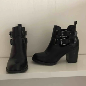  - Skorna använt men gott skick från Just Fab