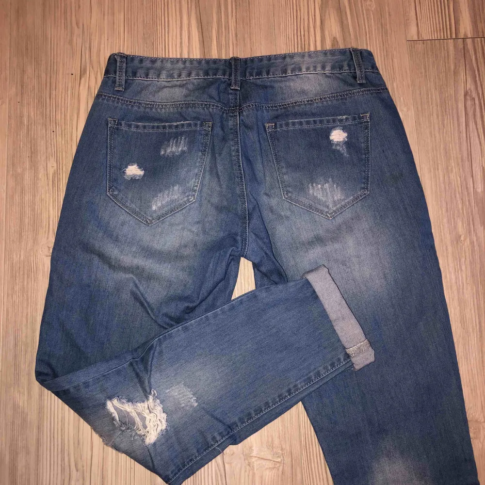 Boyfriend jeans köpta från Minza, nypris 400kr mitt pris 200kr. Väldigt sparsamt använda så i fint skick! Lovar en snabb och pålitlig affär med bildbevis! Frakten ingår i priset! 🌸. Jeans & Byxor.