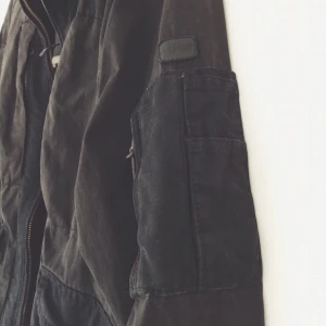  - Svart Armani-jacka i bomull som är ytbehandlad på något sätt. Skön känsla i tyget. Använt ganska lite i en sommar. Dragkedjor i bronsig färg.