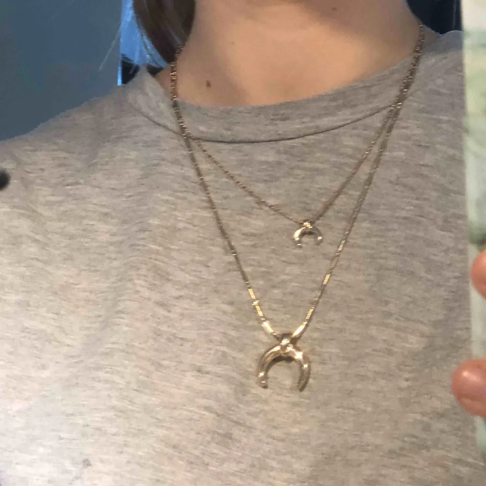 ett halsband som jag inte vet vart det kommer från, båda halsbanden sitter fast och säljs för 50kr inkl frakt, kan sälja för 40kr inkl frakt vid snabb affär:). Accessoarer.