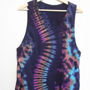 Batiklinne stl M-L  - Fint lila batiklinne stl M, men är lite större så passar nog även L. Okänt märke. 100% bomull. Handgjord. Lite urringad under armarna! Frakt 44kr. Skriv vid frågor! 