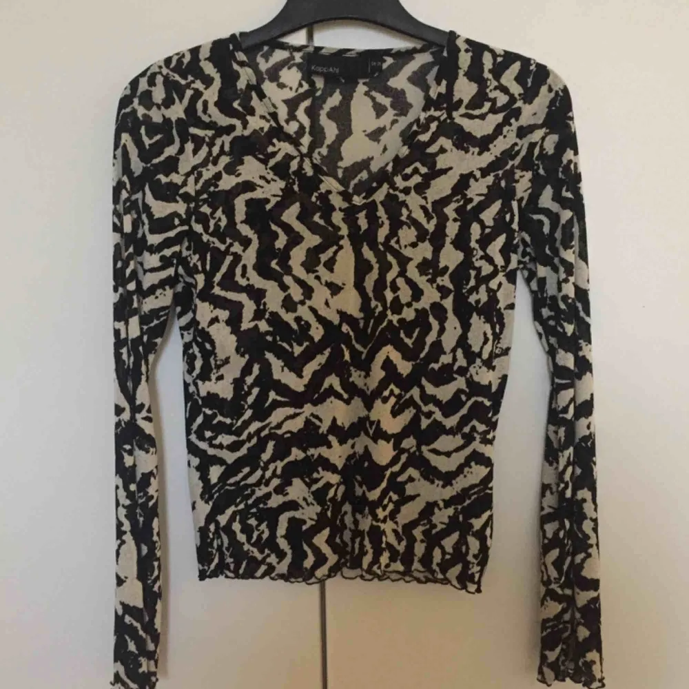 Långärmad halvgenomskinlig tröja med trendigt mönster i off-white/svart 🌟👌 Strl 34/36 och passar xs/s. 📬 Frakt 49 kr.. Toppar.