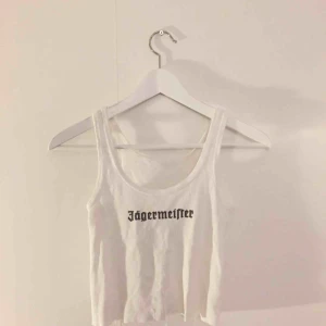  - Croptop med texten ”Jägermeister” på från Brandy Melville. Onesize men passar en xs\s. Knappt använd. Köparen betalar för frakten (42kr)