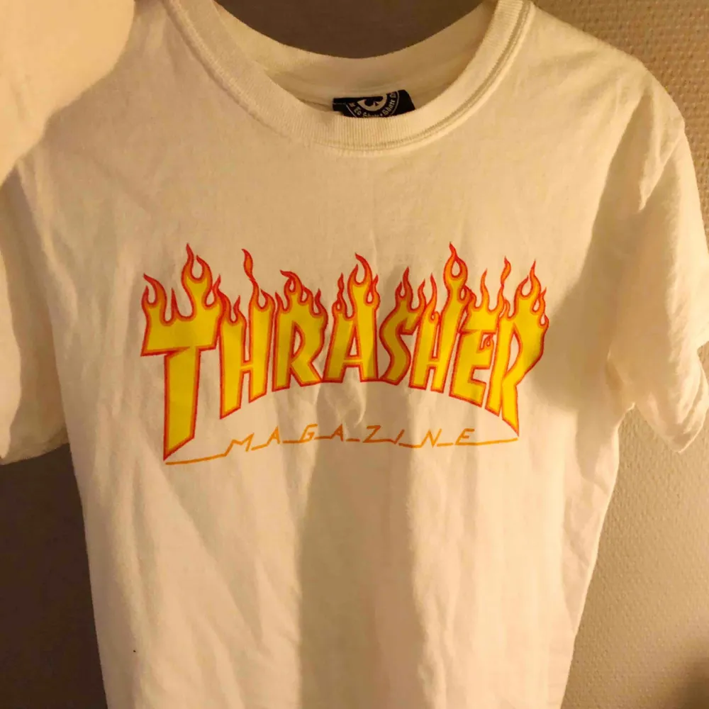 Säljer nu min thrasher-tshirt i vitt med flames på. Sparsamt använd och väldigt fint skick! Köpt i USA och 100% äkta. Skriv för fler bilder! . T-shirts.
