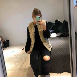  - Fusk päls väst från barnavdelningen på Zara, funkar på mig som är 176cm. Möts upp i Stockholm eller skickar men köpare står för frakt☺️