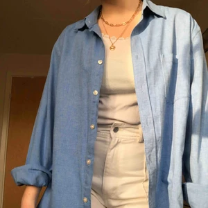  - Cool oversized skjorta som passar till mycket. Herrstorlek XL, men passar alla storlekar baserat på vilken passform man är ute efter. Snygg instoppad eller knuten, eller över andra tröjor. 100 kr + frakt :) 