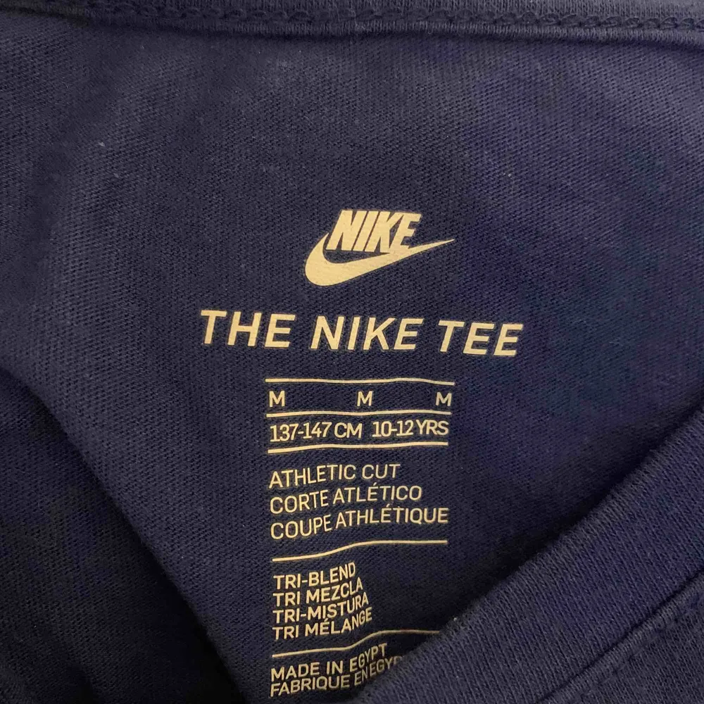 Fin lila/blå t-shirt från Nike! Är en M men sitter som en S. ☺️. T-shirts.