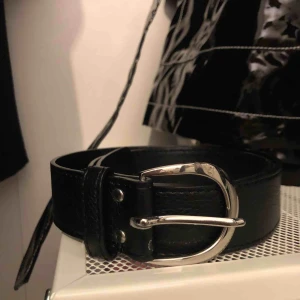  - Imitation skinn bälte med silverfärgad spänne från H&M, dm för mer info/intresse 💕