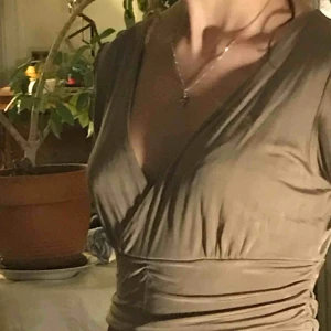  - Super elegant klänning. Skimmeraktigt material. Älskar den men tyvärr sitter den lite löst i bysten. Pris kan diskuteras.  Möts upp på söder eller annan plats i stan :)