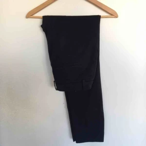  - Blåa kostymbyxor från h&m, ser helt oanvända ut.