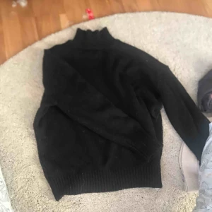  - Fin stickad tröja