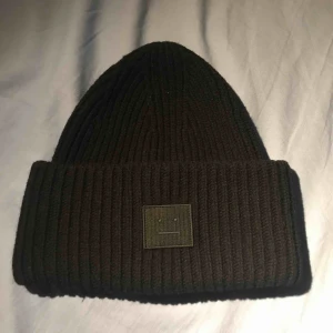  - En snygg acne studiens mössa i väldigt bra skick, ändats använd ett fåtal gånger. Köpte den för 1200kr och säljer den för 750kr men vid stort intresse blir de budgivning. Frakten står köparen för om ni inte kan möttas upp 😊