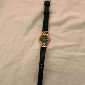  - Vintage klocka från HALSTON ca 70 tal. 18K guldpläterad, croc läderarmband, batteridriven. Armled: 15-20 cm, diameter: 20 mm Fri frakt! 📦 Dm vid intresse/mer info 💕