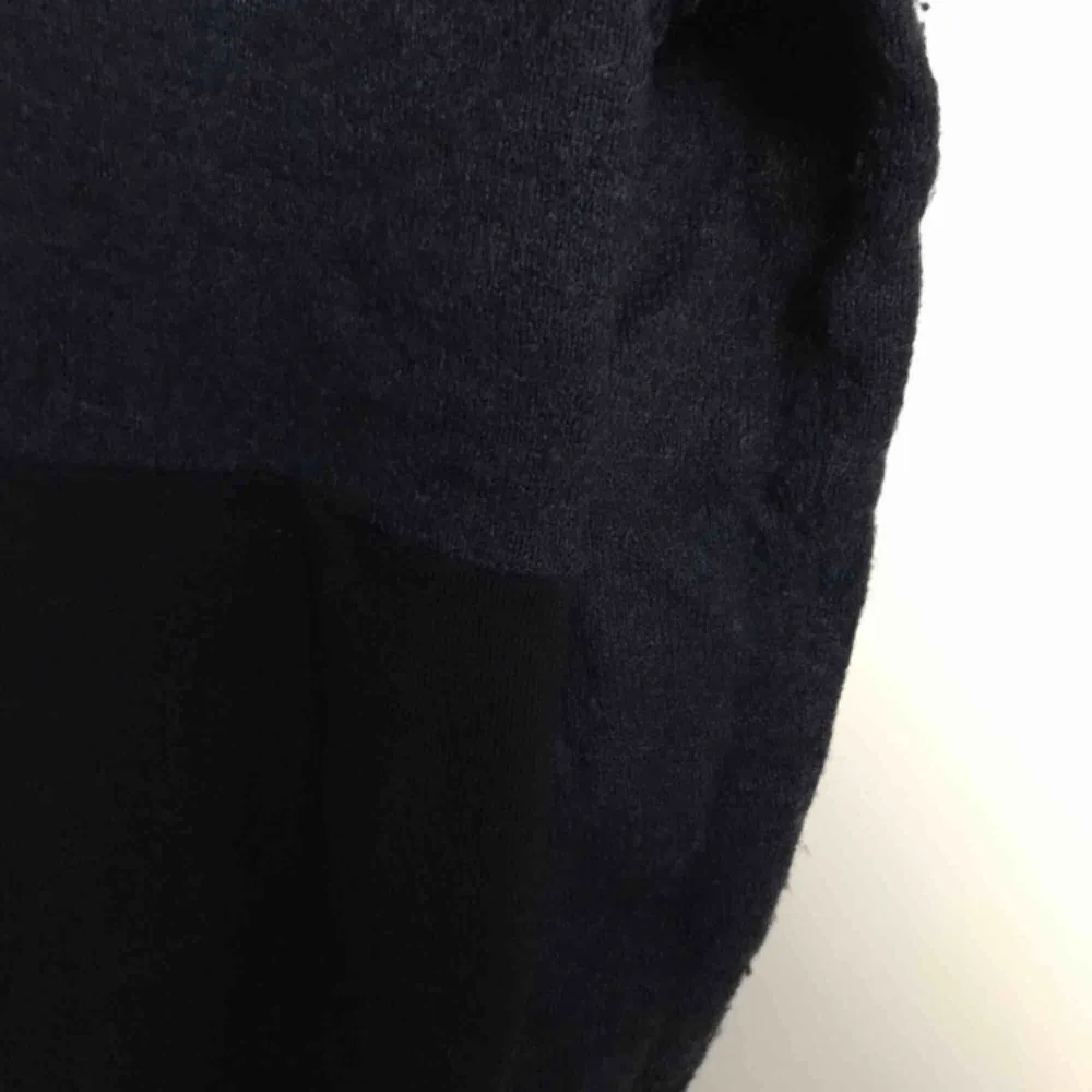 Marinblå stickad tröja från COS i merinoull & mohair mix. Storlek: M  Säljes i bra använt skick. Se bilder för mer detaljer, zooma gärna & swipa för fler bilder.. Stickat.