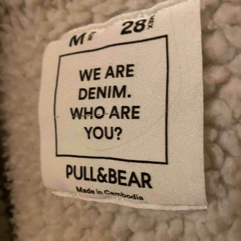 Infodrad jeansjacka från pull&bear. Köptes förra året och har ej använt den mycket. Frakt ingår ej:)). Jackor.