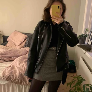  - Snygg svartvit kjol💖💖 Säljer pga att den tyvärr sällan används