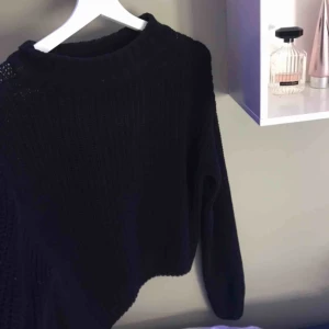  - Svart stickad tröja jätte skön o inte stickig 