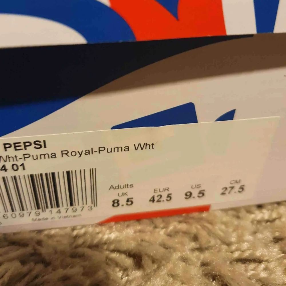 Snygga Pepsi Puma skor. Luftiga och helt oanvända, perfekta för sommar och vår. Kommer i lådan och är storlek 42,5. Priset kan diskuteras.. Skor.