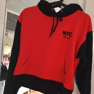  - Skitcool röd/svart hoodie från Forever 21 🌸 Finns i Kalmar men kan fraktas, skriv för med detaljer, bilder och fraktpris 🌸